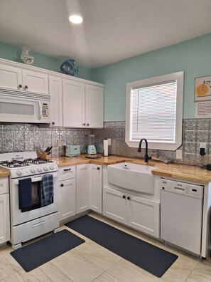 Fridge, microwave, oven, stovetop - Coral Cottage (Galveston)