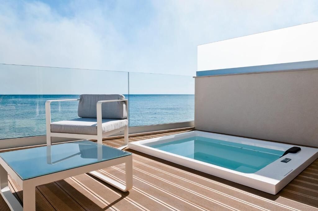 Suite monolocale Deluxe, balcone, vista mare | Piscina
