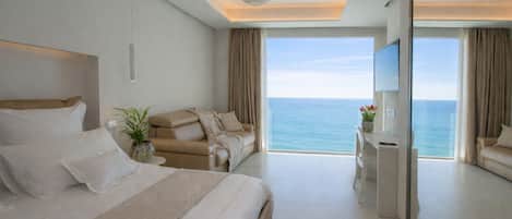 Chambre quadruple Deluxe, 1 grand lit et 1 canapé-lit, non-fumeur, vue sur la mer | Coffre-fort, bureau, espace de travail pour ordinateurs portables