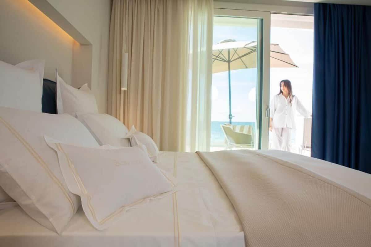 Deluxe Studio Suite, Balcony, Sea View | In-room safe, desk, laptop workspace, soundproofing