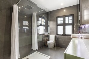 Dusche, Haartrockner, Handtücher