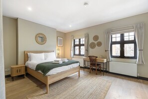 2 slaapkamers, een bureau, internet, beddengoed
