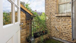 Unclassified image, 5 of 16, button - GuestReady - Chic Studio in Vibrant East London (London)