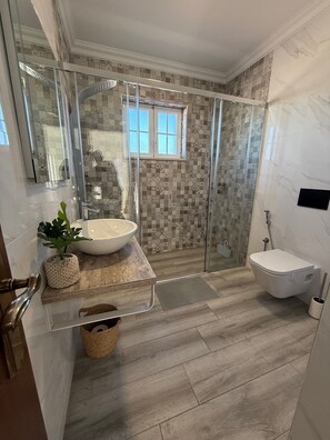 Shower, hair dryer, towels, soap - Casa completa com vista mar/praia e jardim privado (Santo Isidoro)