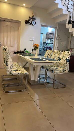 Dining - 3BHK Independent Villa Cochin - Holiday Home 10mins of Lulu Mall Kochi/Ernakulam (Ernakulam)