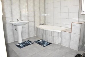 Deluxe Double Room - The Grand Guest house (Islamabad)