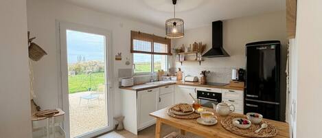 Kjøleskap, mikrobølgeovn, ovn og oppvaskmaskin