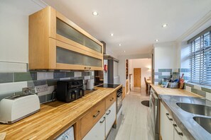 Wasserkocher mit Kaffee-/Teezubehör, Kühlschrank, Mikrowelle, Ofen