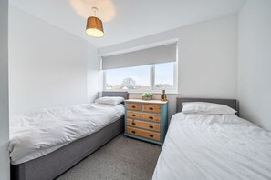 Schreibtisch, Bügeleisen/Bügelbrett, Reisekinderbett, WLAN