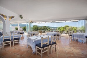 Free daily buffet breakfast - Hotel with swimming pool near Baja Sardinia (Arzachena)