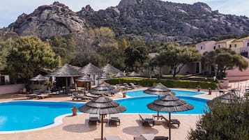 Piscina stagionale all'aperto, ombrelloni da piscina, lettini