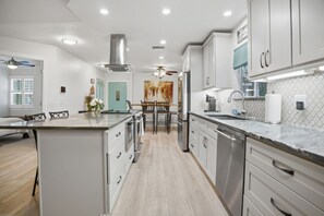 Private kitchen - Private Home in the Heart of Jupiter Serenity (Jupiter)