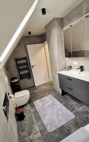 Haartrockner, Handtücher, Seife, Toilettenpapier