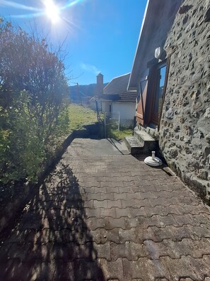 Property grounds - Gîte du lavoir: Village House in the Countryside (Champs sur Tarentaine Marchal)