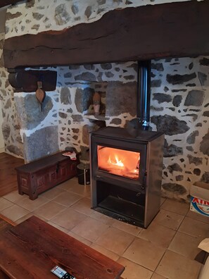 Interior - Gîte du lavoir: Village House in the Countryside (Champs sur Tarentaine Marchal)