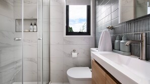 Shower, hair dryer, towels - Piccola Blu Tiny House (Hepburn)