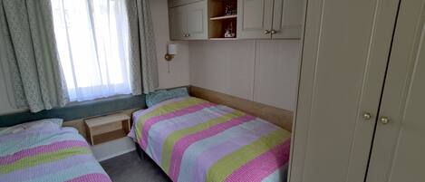 2 makuuhuonetta, yksilöllisesti sisustettu, yksilöllisesti kalustettu