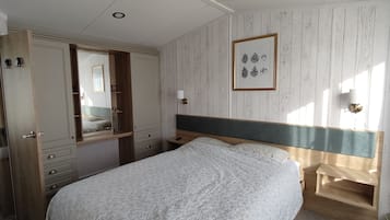 2 bedrooms, individually decorated, individually furnished