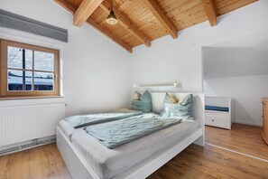1 dormitorio, tabla de planchar con plancha, wifi y ropa de cama