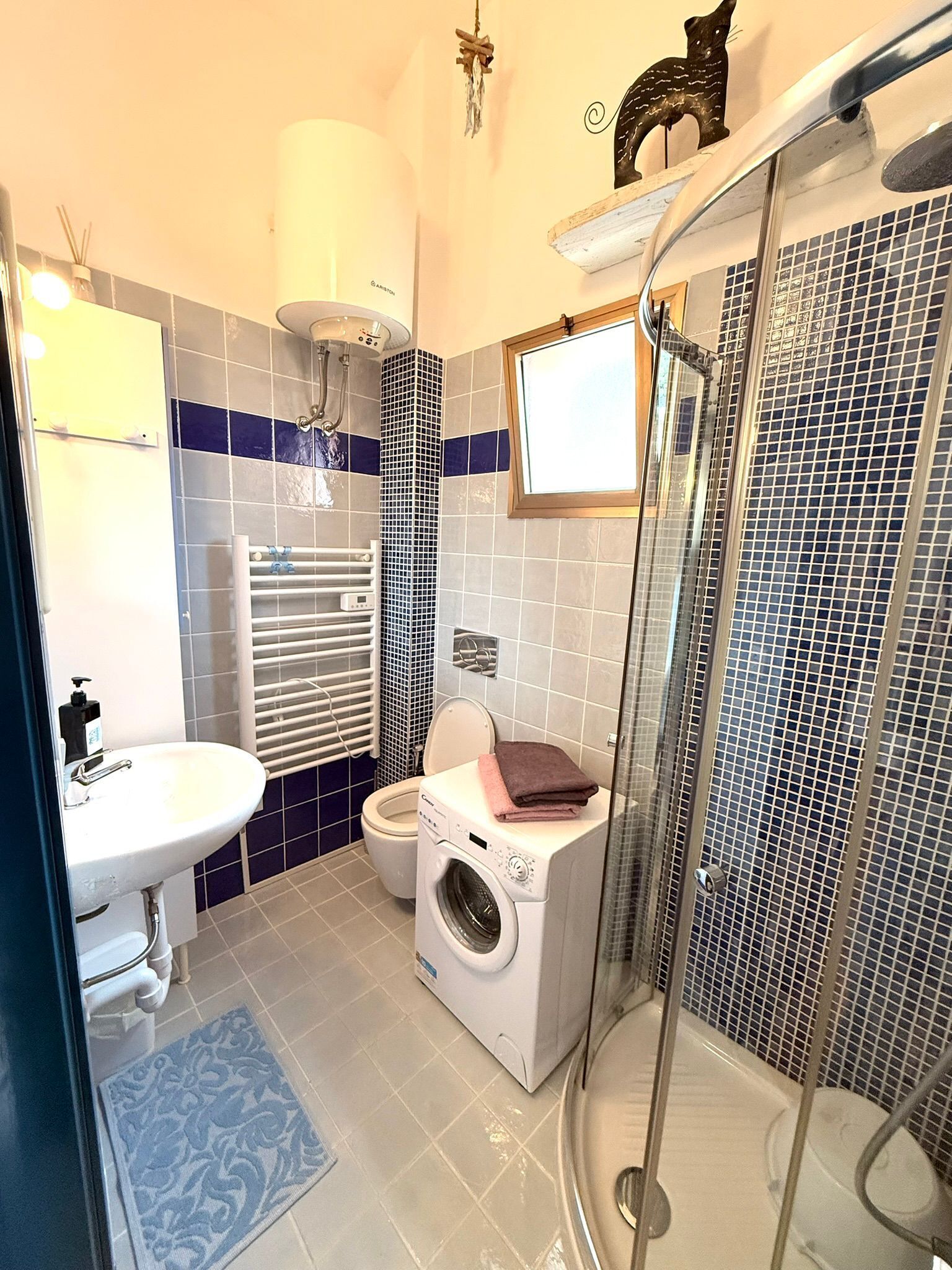 Dusche, kostenlose Toilettenartikel, Haartrockner, Handtücher