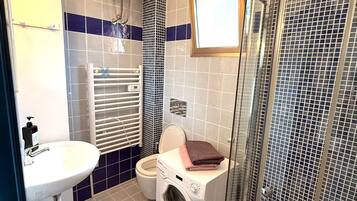 Dusche, kostenlose Toilettenartikel, Haartrockner, Handtücher