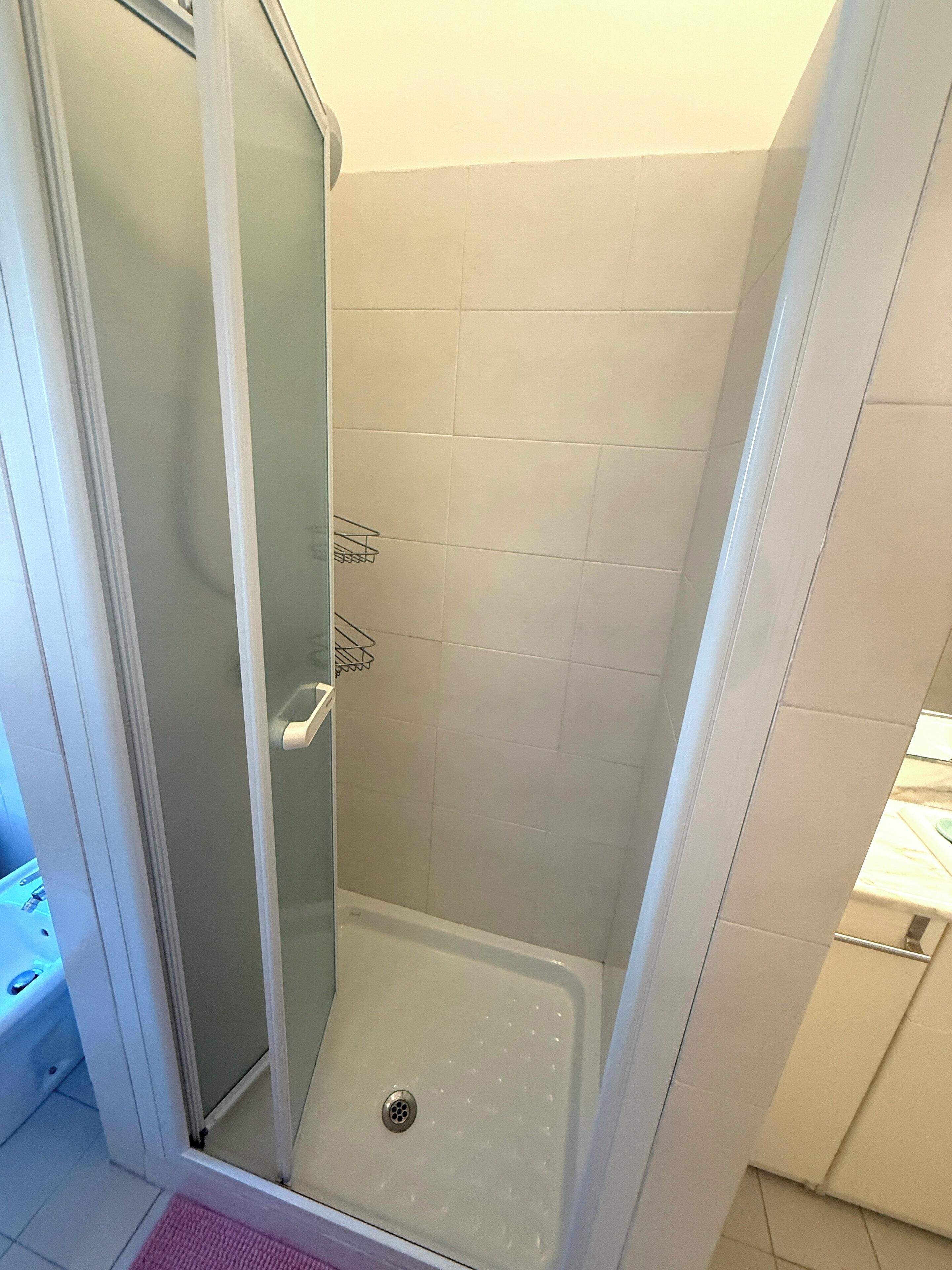 Dusche, Haartrockner, Bidet, Handtücher