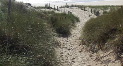 Charming, typical wooden cabana Beautiful landscaped terrace 2 steps from the beach