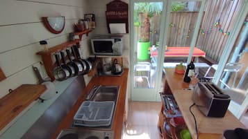 Réfrigérateur, micro-ondes, plaque de cuisson, lave-vaisselle