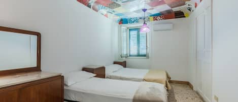 5 habitaciones y tabla de planchar con plancha