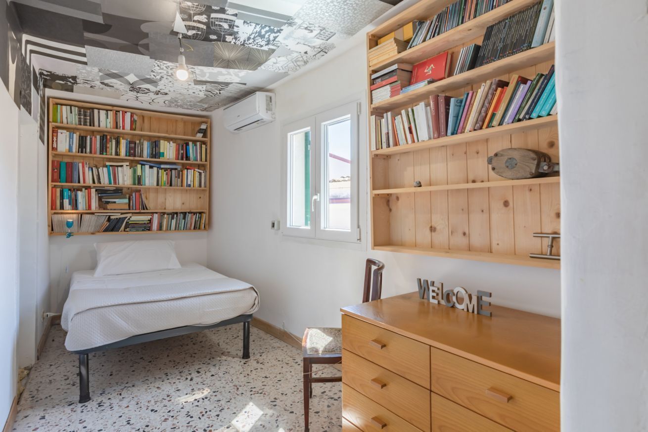 5 bedrooms, iron/ironing board