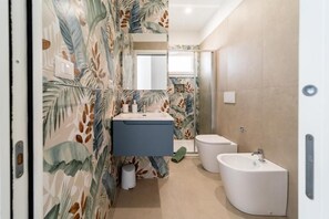 Rom – comfort, 1 soverom, kjøleskap, 1. etasje | Bad | Dusj, regndusjhode, toalettartikler (inkludert) og hårføner