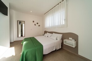 Monolocale Deluxe, angolo cottura | Una cassaforte in camera, una scrivania, tende oscuranti