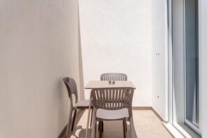 Family Studio, Kitchenette, Ground Floor | Outdoor dining - COSTAMAR Vacanze (Lido Marini)