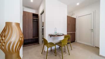Superior Studio, Kitchenette | Dining