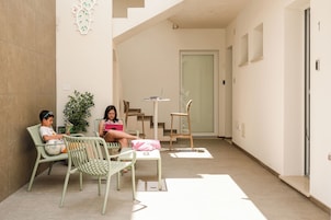 Un intérieur moderne comprenant un coin salon, un escalier et une porte.