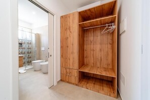 Douche, sèche-cheveux, serviettes fournies, savon