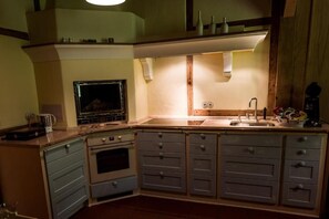 Nhà, ban công, quang cảnh vườn | Bếp riêng