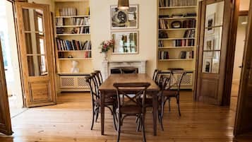 Ferienhaus, Balkon, Gartenblick | Speisen