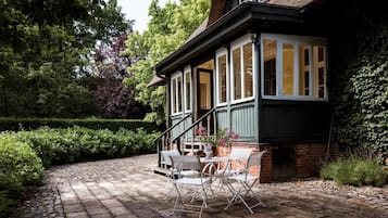 Ferienhaus, Balkon, Gartenblick | Speisen im Freien