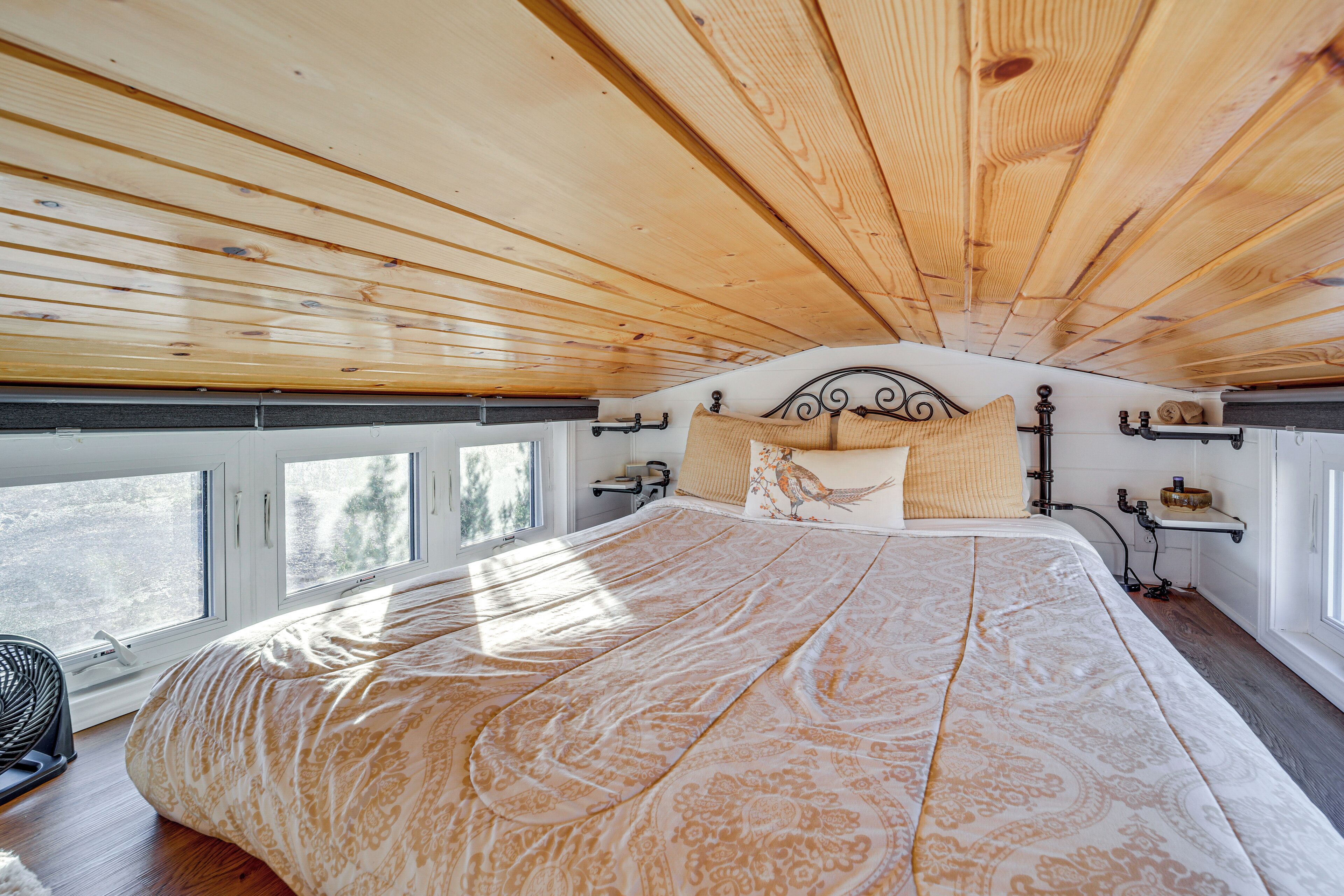 1 bedroom, bed sheets