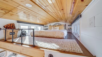 1 bedroom, bed sheets