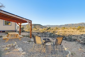 Outdoor dining - Incredible Views at Tiny Heaven In Cottonwood (Cottonwood)