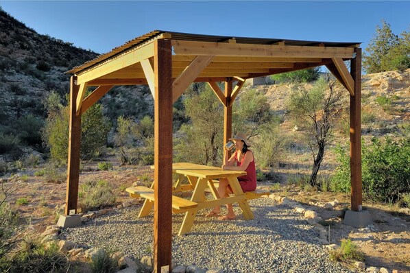 Outdoor dining - Incredible Views at Tiny Heaven In Cottonwood (Cottonwood)
