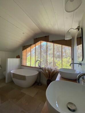 Douche, sèche-cheveux, serviettes fournies, savon