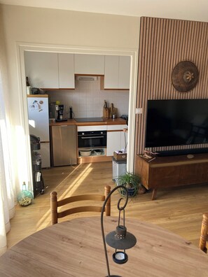 Private kitchen - T2 air-conditioned 52 m² with parking - Near Thermes - Castle view - (Gréoux-les-Bains)