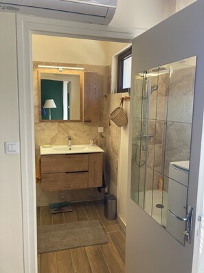 Shower, hair dryer, towels - T2 air-conditioned 52 m² with parking - Near Thermes - Castle view - (Gréoux-les-Bains)