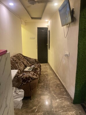 Double Room | Living area - Hotel Vile Parle Executive Near Nanavati (Mumbai)