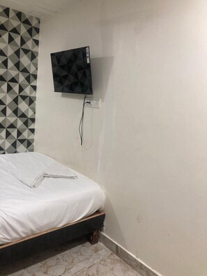 Double Room | Free WiFi - Hotel Vile Parle Executive Near Nanavati (Mumbai)