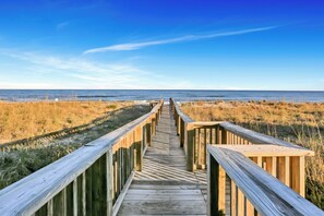 Property grounds - Ocean View Condo Walk to Tiki Bar & Beach (Carolina Beach)