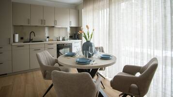 Fridge, oven, stovetop, dishwasher